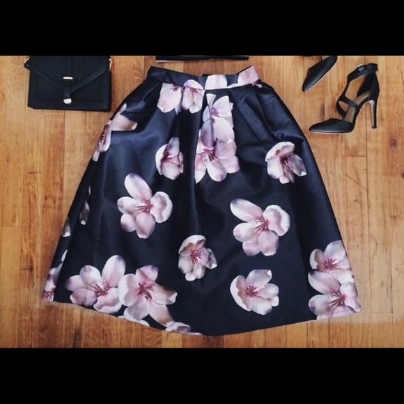 Dresses & Skirts - Floral Navy midi skirt